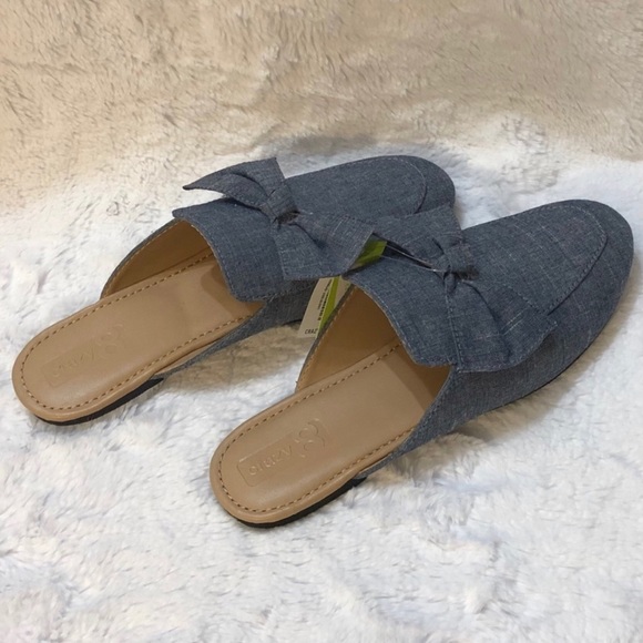 ✨🆕💙CRAZY 8 GIRLS BLUE CHAMBRAY SANDALS💙 - Picture 3 of 4